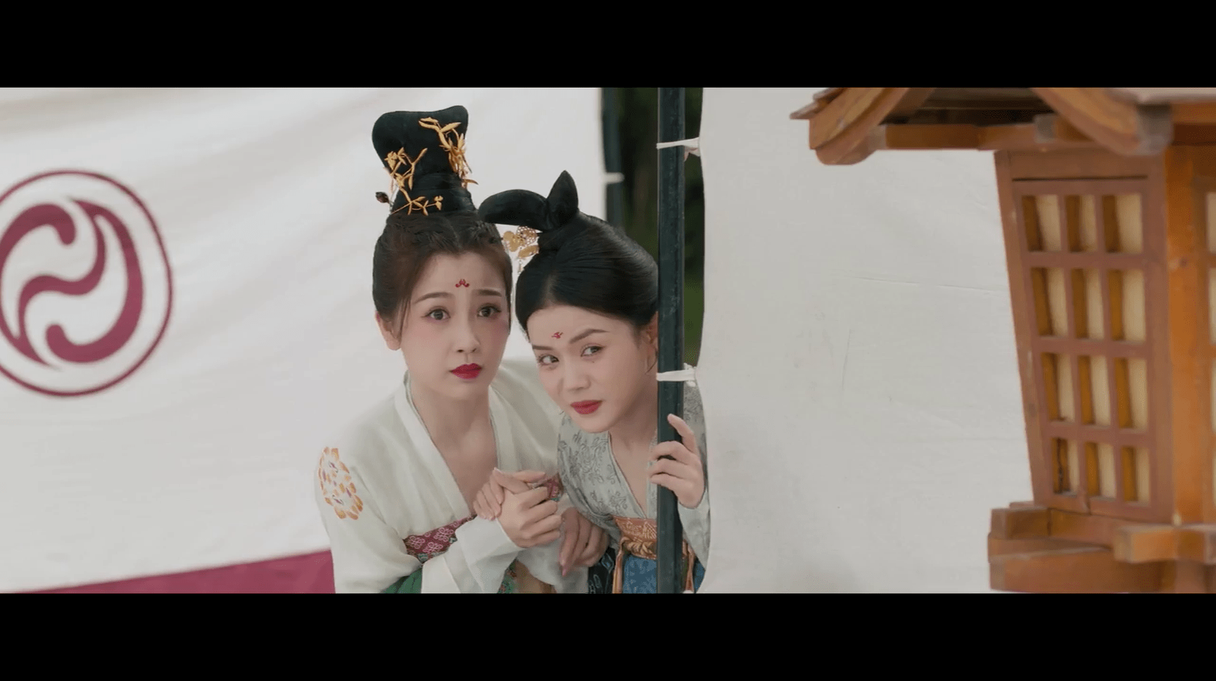 Orchid played by Yu Shu Xin and Jie Li played by Hong Xiao in episode 22 of Love Between Fairy and Devil