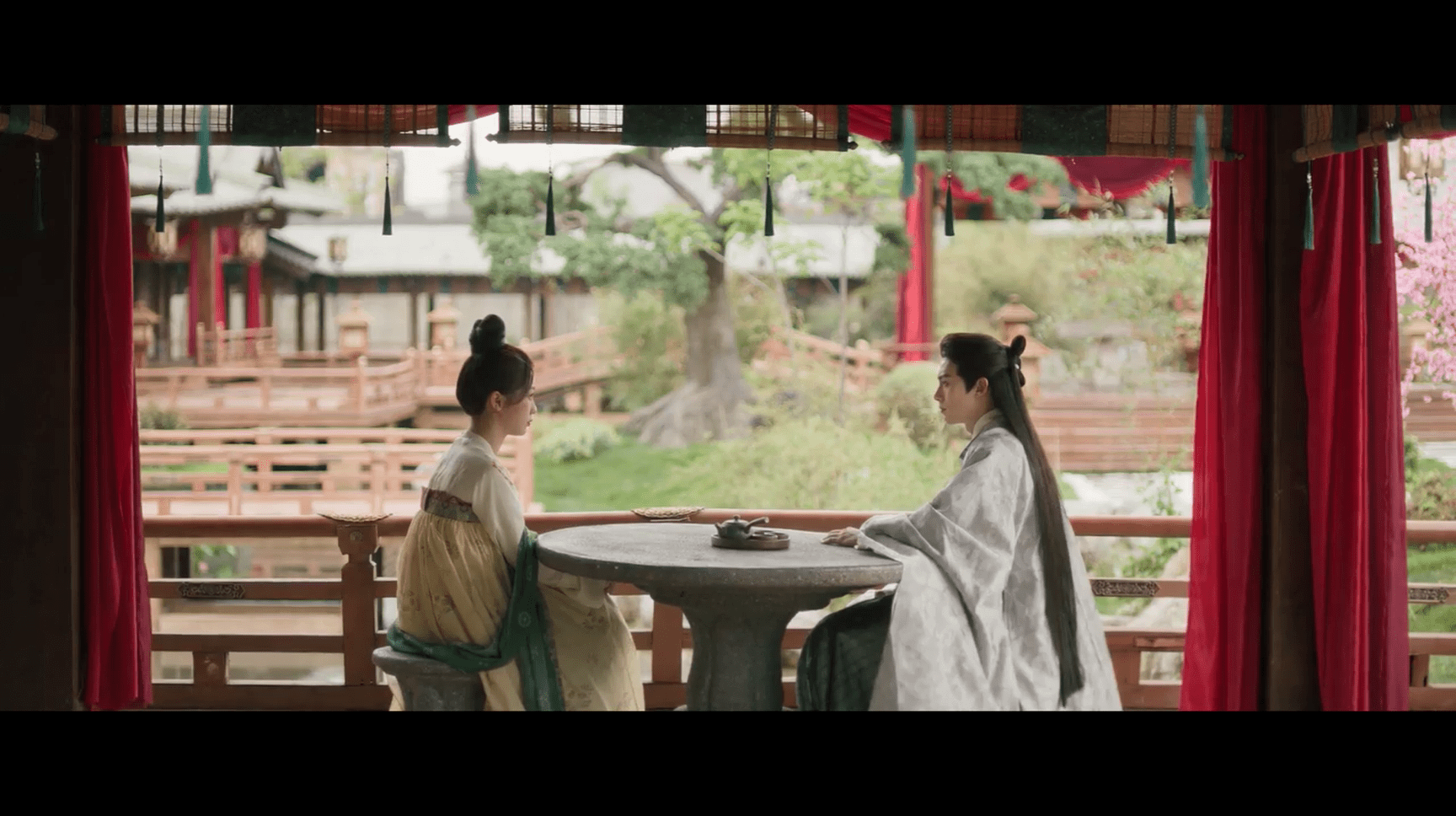 Orchid played by Yu Shu Xin with Dongfang Qing Cang played by Wang He Di in episode 25 of Love Between Fairy and Devil